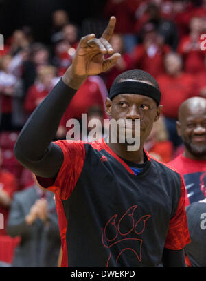 Cincinnati, OH, USA. 6. März 2014. Cincinnati Bearcats vorwärts Justin Jackson (5) erkennt die Fans auf Senior Nacht vor einem NCAA Basketball-Spiel zwischen die Memphis Tigers und die Cincinnati Bearcats am fünften dritten Arena. © Csm/Alamy Live-Nachrichten Stockfoto