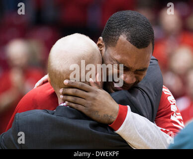 Cincinnati, OH, USA. 6. März 2014. Cincinnati Bearcats Wache Sean Kilpatrick (23) schmiegt sich Trainer Mick Cronin auf Senior Nacht vor einem NCAA Basketball-Spiel zwischen die Memphis Tigers und die Cincinnati Bearcats am fünften dritten Arena. © Csm/Alamy Live-Nachrichten Stockfoto