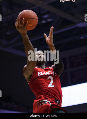 Cincinnati, OH, USA. 6. März 2014. Cincinnati Bearcats vorwärts Titus Rubel (2) versucht eine Lay up bei einer NCAA Basketball-Spiel zwischen die Memphis Tigers und die Cincinnati Bearcats am fünften dritten Arena. © Csm/Alamy Live-Nachrichten Stockfoto