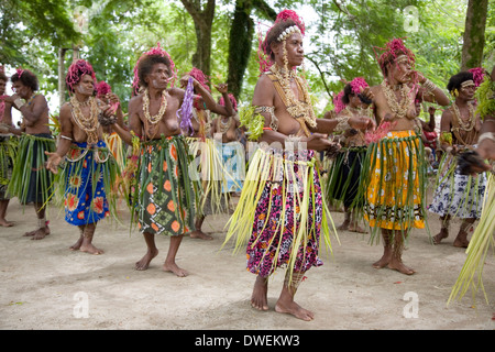 Traditionell kostümierten Tänzerinnen und Tänzer aus der ganzen Insel führen am Santa Ana Island, Salomonen, Südpazifik Stockfoto