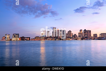 Skyline von Boston in der Abenddämmerung, Atlantik Stockfoto