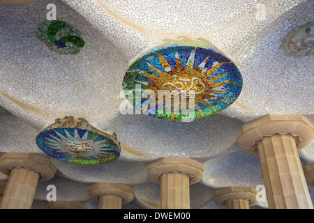 Raum von 100 Spalten in Gaudis Parc Güell in Barcelona in der Region Katalonien in Spanien Stockfoto