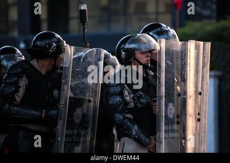 Caracas, Venezuela. 6. März 2014. Polizisten bewachen während einer Protestaktion in Altamira in der Gemeinde von Chacao, östlich von Caracas, Venezuela, am 6. März 2014. Ein National Gardist Offizier und ein Zivilist starb Donnerstag bei Zusammenstößen in der venezolanischen Hauptstadt Caracas. Bildnachweis: Boris Vergara/Xinhua/Alamy Live-Nachrichten Stockfoto