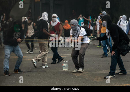 Caracas, Venezuela. 6. März 2014. Demonstranten nehmen Teil in eine Anti-Regierungs-Proteste in Altamira in der Gemeinde von Chacao, östlich von Caracas, Venezuela, am 6. März 2014. Ein National Gardist Offizier und ein Zivilist starb Donnerstag bei Zusammenstößen in der venezolanischen Hauptstadt Caracas. Bildnachweis: Boris Vergara/Xinhua/Alamy Live-Nachrichten Stockfoto