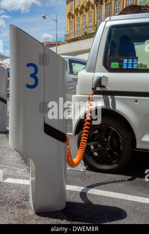 Ein umweltfreundliches Auto powered by Strom an eine Ladestation auf einer Stadtstraße in der Stadt von Nizza in Südfrankreich. Stockfoto