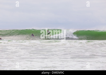 La Jolla, Ca - 30. Januar 2014: unbekannter Surfer Reiten eine grosse Welle während einer surfsession in La Jolla Kalifornien. Stockfoto