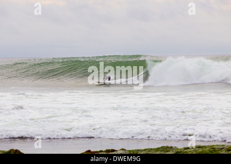 La Jolla, Ca - 30. Januar 2014: Professionelle surfer Überspringen mccullough Surfen eine Welle in La Jolla, Ca während ein Surf Session. Stockfoto