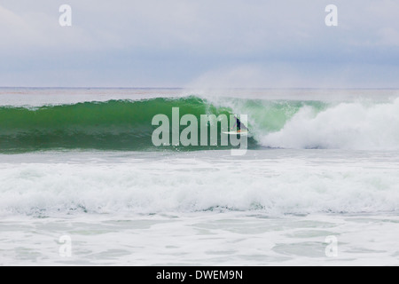 La Jolla, Ca - 30. Januar 2014: Professionelle surfer Überspringen mccullough Surfen eine Welle in La Jolla, Ca während ein Surf Session. Stockfoto