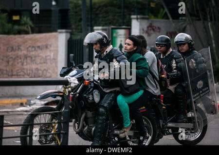 Caracas, Venezuela. 6. März 2014. Polizisten transportieren Menschen während einer Protestaktion in Altamira, im Gemeindegebiet von Chacao, östlich von Caracas, Venezuela, am 6. März 2014. Ein National Gardist Offizier und ein Zivilist starb Donnerstag bei Zusammenstößen in der venezolanischen Hauptstadt Caracas. Bildnachweis: Boris Vergara/Xinhua/Alamy Live-Nachrichten Stockfoto