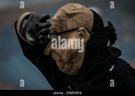 Caracas, Venezuela. 6. März 2014. Ein Demonstrator beteiligt sich an einem Protest in Altamira, im Gemeindegebiet von Chacao, östlich von Caracas, Venezuela, am 6. März 2014. Ein National Gardist Offizier und ein Zivilist starb Donnerstag bei Zusammenstößen in der venezolanischen Hauptstadt Caracas. Bildnachweis: Boris Vergara/Xinhua/Alamy Live-Nachrichten Stockfoto