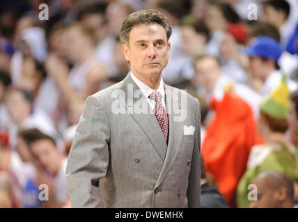5. März 2014: Louisville Cardinals head Coach Rick Pitino bei einer NCAA Basketball-Spiel zwischen der University of Louisville Cardinals und die Southern Methodist University Mustangs im Moody Coliseum in Dallas, TX Louisville besiegte Southern Methodist 84-71 Stockfoto