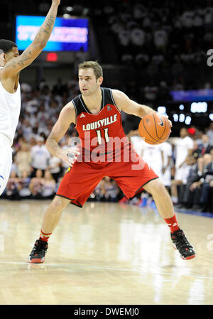 5. März 2014: Louisville Cardinals vorwärts Luke Hancock #11 mit 15 Punkten bei einem NCAA Basketball-Spiel zwischen der University of Louisville Cardinals und die Southern Methodist University Mustangs im Moody Coliseum in Dallas, TX Louisville fertig geschlagen Southern Methodist 84-71 Stockfoto