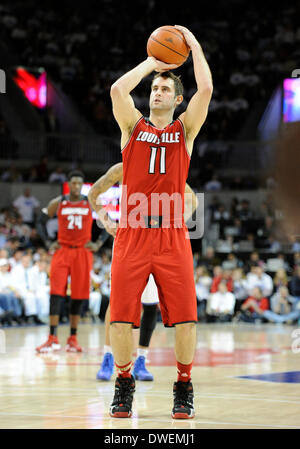 5. März 2014: Louisville Cardinals vorwärts Luke Hancock #11 mit 15 Punkten bei einem NCAA Basketball-Spiel zwischen der University of Louisville Cardinals und die Southern Methodist University Mustangs im Moody Coliseum in Dallas, TX Louisville fertig geschlagen Southern Methodist 84-71 Stockfoto