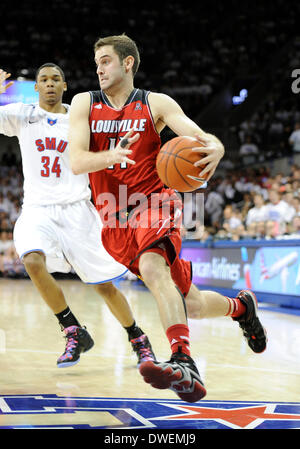 5. März 2014: Louisville Cardinals vorwärts Luke Hancock #11 mit 15 Punkten bei einem NCAA Basketball-Spiel zwischen der University of Louisville Cardinals und die Southern Methodist University Mustangs im Moody Coliseum in Dallas, TX Louisville fertig geschlagen Southern Methodist 84-71 Stockfoto