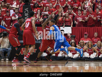 Cincinnati, OH, USA. 6. März 2014. Memphis Tigers Wache Michael Dixon Jr. (11) kollidiert mit Cincinnati Bearcats weiterleiten Titus Rubel (2) während einer NCAA Basketball-Spiel zwischen die Memphis Tigers und die Cincinnati Bearcats am fünften dritten Arena. © Csm/Alamy Live-Nachrichten Stockfoto