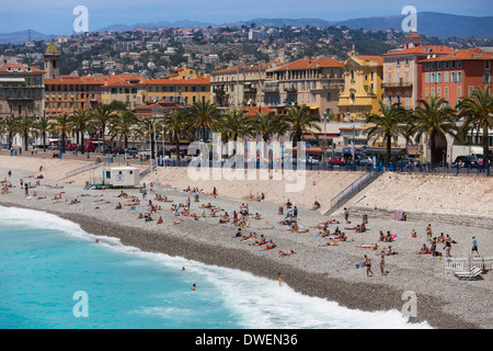 Der Hauptstrand der Stadt Nizza an der Cote d ' Azur in Südfrankreich. Stockfoto