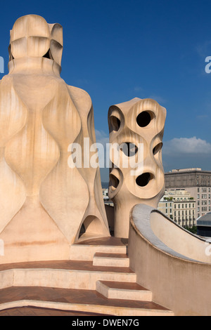 Verzierten Kamin Designs auf dem Dach der Region Gaudis Casa Milia - Eixample Viertel von Barcelona - Katalonien Spanien. Stockfoto