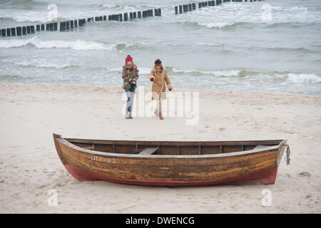 Bansin, Deutschland. 4. März 2014. Schauspielern Emma Badeort und Katrin Sass (L-R) bei einem Fototermin für TV-Krimi "Moerderhus" (beleuchtet: Mörder-Haus) auf der Insel Usedom am Strand von Bansin, Deutschland, 4. März 2014. Katrin Sass spielt einen ehemaligen Staatsanwalt, die gerade aus dem Gefängnis entlassen wurde. Der Film ist als ein Pilotfilm für Fortsetzungen der Hoffnung gemacht. Foto: Stefan Sauer/Dpa/Alamy Live News Stockfoto