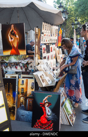 Touristen an einem Marktstand auf den Ramblas in der Innenstadt von Barcelona - Spanien Region Katalonien Stockfoto