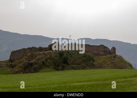 Andreaskreuz und die Ruinen von Urquhart Castle in Schottland. Das Schloss ist heute in Ruinen, Jahrhunderte wieder zerstört worden Stockfoto