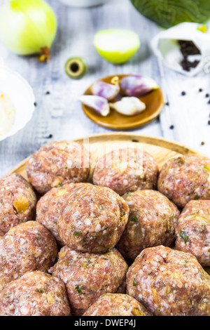 Nahaufnahme von Frikadellen vorbereitet für Roll in Paniermehl Stockfoto