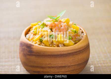 Schüssel mit Ei gebratener Reis eine hervorragende Beilage mit chinesisches Essen Stockfoto