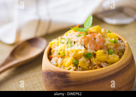 Schüssel mit Ei gebratener Reis eine hervorragende Beilage mit chinesisches Essen Stockfoto