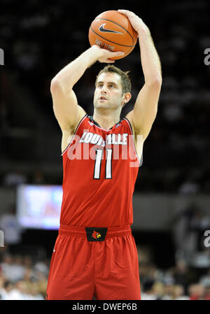 5. März 2014: Louisville Cardinals vorwärts Luke Hancock #11 mit 15 Punkten bei einem NCAA Basketball-Spiel zwischen der University of Louisville Cardinals und die Southern Methodist University Mustangs im Moody Coliseum in Dallas, TX Louisville fertig geschlagen Southern Methodist 84-71 Stockfoto