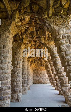 Eine unterirdische Grotte im Gaudi Parc Güell in Barcelona in der Region Katalonien in Spanien Stockfoto