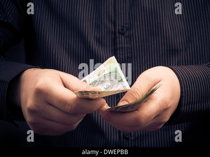 Die Person, die bestimmte Menge an Geld zählen Stockfoto