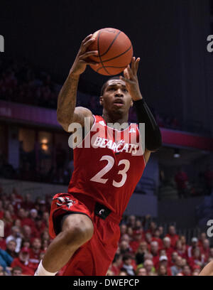 Cincinnati, OH, USA. 6. März 2014. Cincinnati Bearcats Wache Sean Kilpatrick (23) versucht eine Lay up bei einer NCAA Basketball-Spiel zwischen die Memphis Tigers und die Cincinnati Bearcats am fünften dritten Arena. © Csm/Alamy Live-Nachrichten Stockfoto