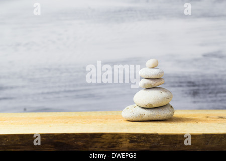 Pyramide des Zen Steinen auf einem Holzbrett Stockfoto