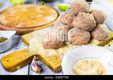 Rohes Fleisch Hackfleisch mit Kugeln gerollt in Paniermehl Stockfoto