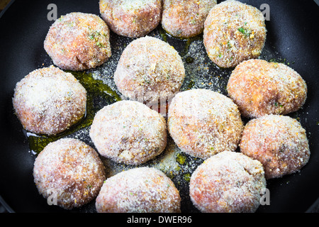 Set-Koteletts mit Hackfleisch vor dem Braten Stockfoto