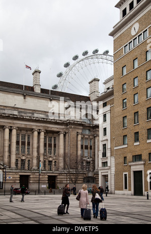 Touristen mit Drag Taschen am Forum Magnum Rathausplatz County - London-UK Stockfoto