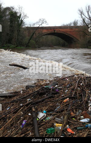 Glasgow, Schottland. 7. März 2014, Starkregen über Nacht bewirkt, dass der Fluss Kelvin in GLasgow auf Ebenen, Verschütten auf Fußwegen und in der Nähe von Bächen sorgen. Paul Stewart/Alamy News Stockfoto