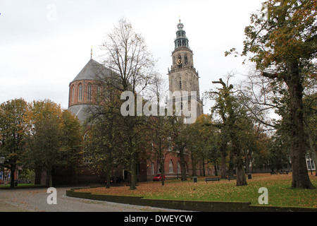 Mittelalterliche Martinikirche und Martinitoren Turm gesehen von Martinikerkhof im Herbst, Groningen, Niederlande Stockfoto