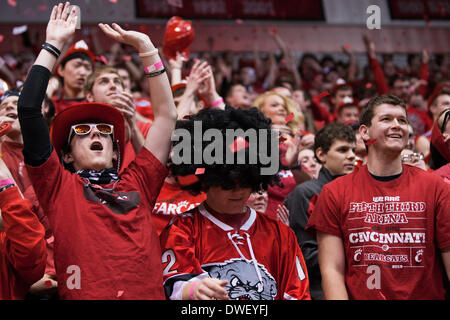 Cincinnati, OH, USA. 6. März 2014. Cincinnati Bearcats Studenten und Fans der Bearcats bei einem NCAA Basketball-Spiel zwischen die Memphis Tigers und die Cincinnati Bearcats am fünften dritten Arena anfeuern. © Csm/Alamy Live-Nachrichten Stockfoto