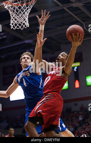 Cincinnati, OH, USA. 6. März 2014. Cincinnati Bearcats bewachen Troy Caupain (10) Laufwerke in den Korb gegen die Memphis Tigers vorwärts Austin Nichols (4) bei einer NCAA Basketball-Spiel zwischen die Memphis Tigers und die Cincinnati Bearcats am fünften dritten Arena. © Csm/Alamy Live-Nachrichten Stockfoto