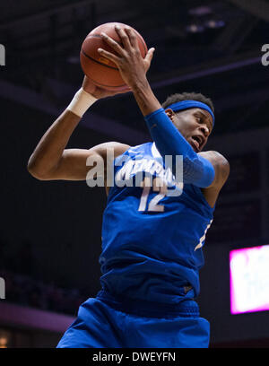 Cincinnati, OH, USA. 6. März 2014. Memphis Tigers vorwärts David Pellom (12) packt einen Rebound bei einem NCAA Basketball-Spiel zwischen die Memphis Tigers und die Cincinnati Bearcats am fünften dritten Arena. © Csm/Alamy Live-Nachrichten Stockfoto