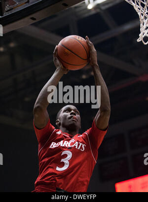 Cincinnati, OH, USA. 6. März 2014. Cincinnati Bearcats vorwärts Shaquille Thomas (3) versucht ein Laie sich während einem NCAA Basketball-Spiel zwischen die Memphis Tigers und die Cincinnati Bearcats am fünften dritten Arena. © Csm/Alamy Live-Nachrichten Stockfoto