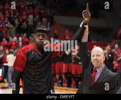 Cincinnati, OH, USA. 6. März 2014. Cincinnati Bearcats Trainer Mick Cronin hält den Arm nach vorne Justin Jackson (5) auf Senior Nacht vor einem NCAA Basketball-Spiel zwischen die Memphis Tigers und die Cincinnati Bearcats am fünften dritten Arena. © Csm/Alamy Live-Nachrichten Stockfoto