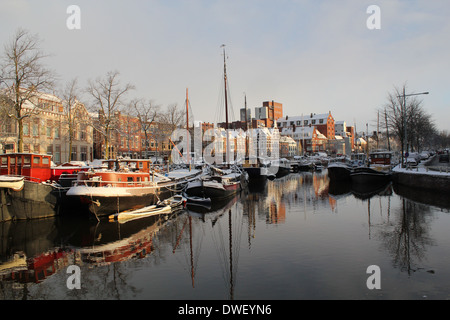 Lager und Segelschiffen entlang der Kanäle im Nooderhaven (Northern Harbour) in Groningen, Niederlande Stockfoto