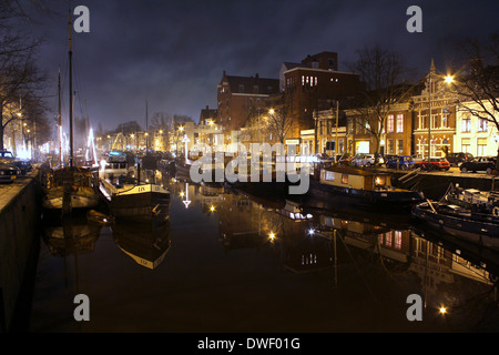 Lager und Segelschiffen entlang der Kanäle im Nooderhaven (Northern Harbour) in Groningen in den Niederlanden in der Nacht Stockfoto