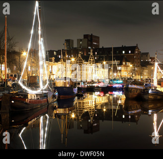 Lager und Segelschiffen entlang der Kanäle im Nooderhaven (Northern Harbour) in Groningen in den Niederlanden in der Nacht Stockfoto