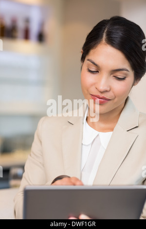 Junge Geschäftsfrau mit digital-Tablette Stockfoto
