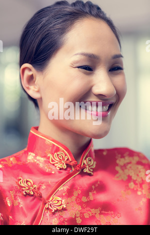 Closeup Portrait von einem lächelnden Kellnerin Stockfoto