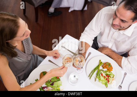 Paar Weingläser am Esstisch im Restaurant Toasten Stockfoto