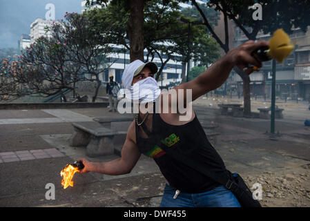 Caracas, Venezuela. 6. März 2014. Demonstranten Zusammenstoß mit der Polizei in einem Protest in Caracas, Venezuela, am 7. März 2014. Bildnachweis: Carlos Becerra/NurPhoto/ZUMAPRESS.com/Alamy Live-Nachrichten Stockfoto