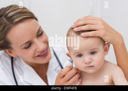 Baby von Arzt untersucht Stockfoto